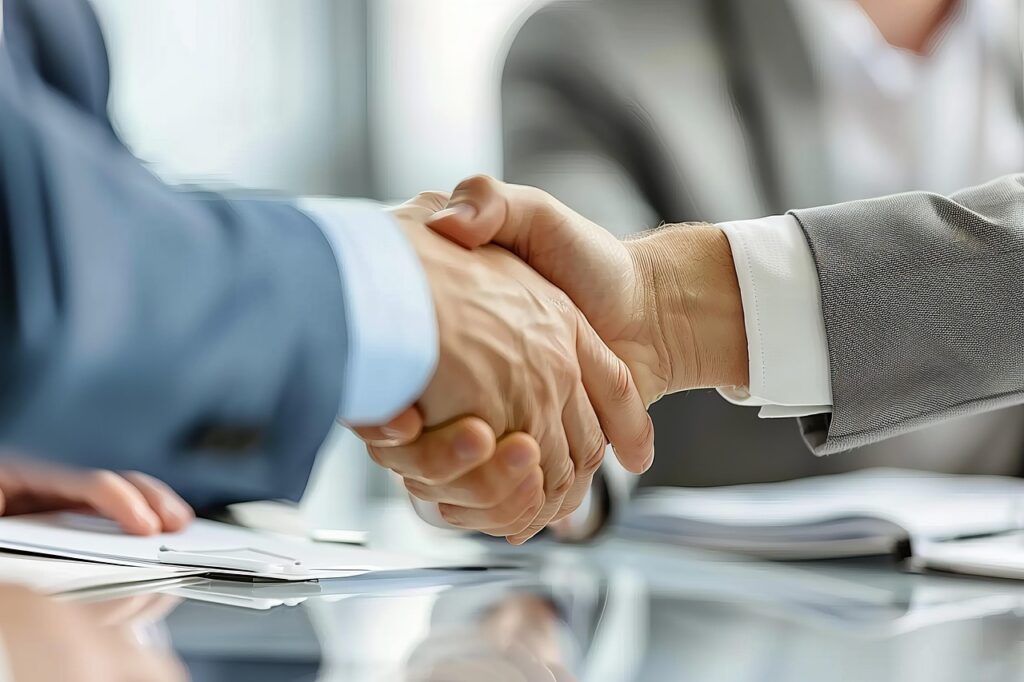 Imagen de gestor de la empresa Gestoría Lardón Rusiñol firmando un contrato laboral con un cliente.